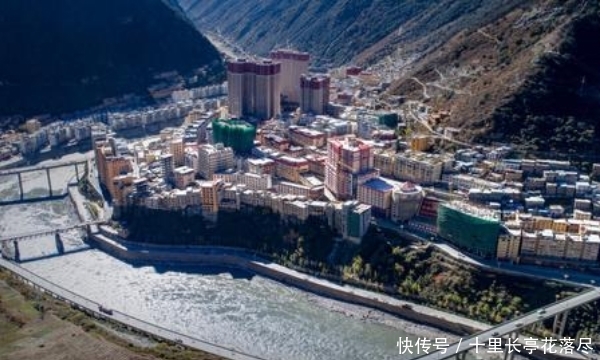 四川最独特县城，建在悬崖边上，川藏线必经之路！