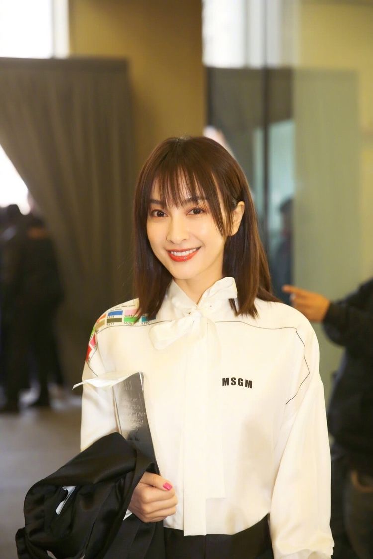 吴昕这是逆生长的节奏，换了个发型堪比换脸，网友：美回18岁