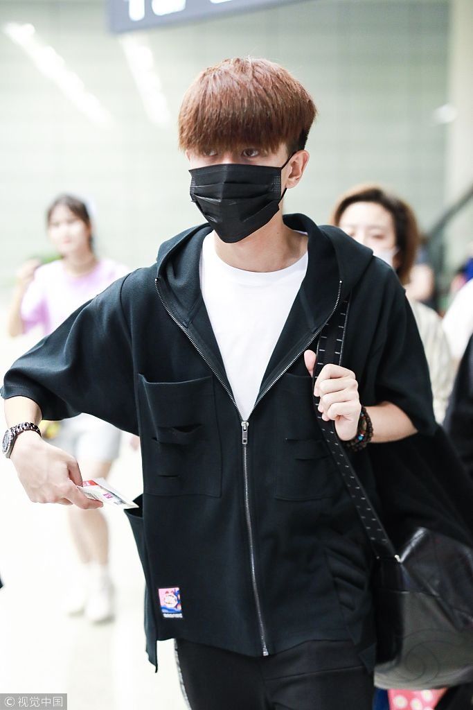 奶爸任嘉伦成功驾驭厚重刘海嫩出水 口罩遮面挎包包遭迷妹追拍