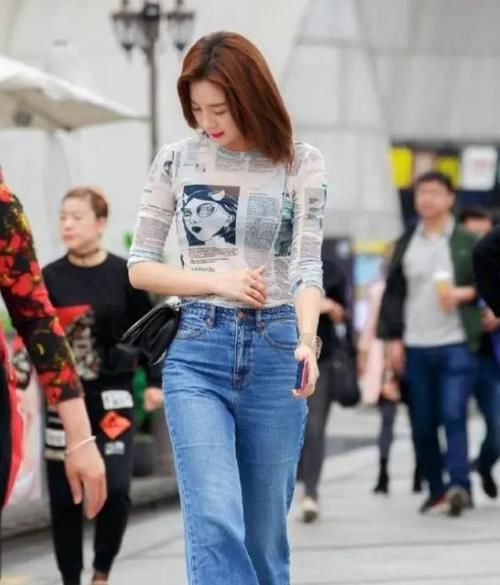  [俏丽]潮范儿女神来了，街拍：身材俏丽的美女，一件挂脖上衣配黑色短裙，时尚魅力女人味