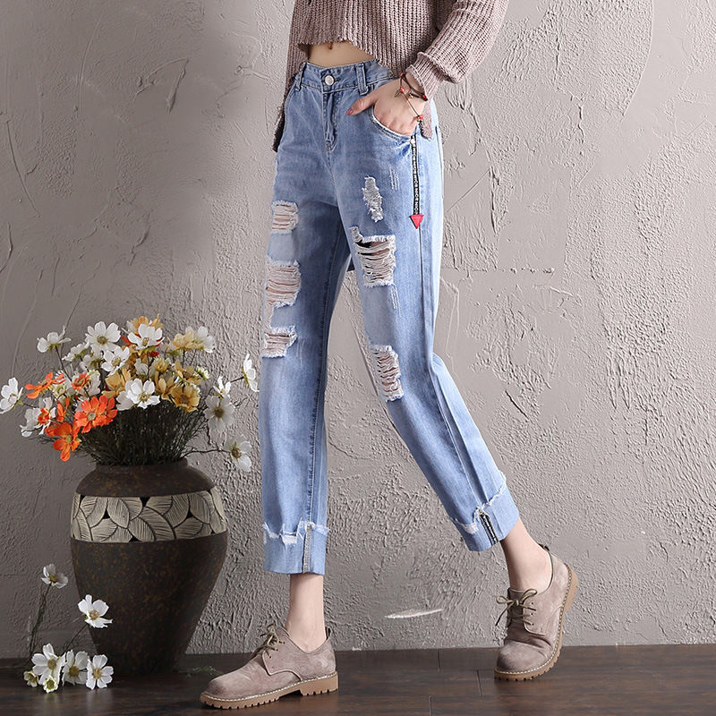 过时的裙子、短裤都别穿了，入秋后流行这几款牛仔裤，修身显瘦