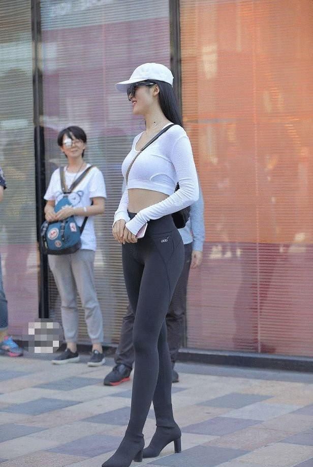 「阳光」街拍: 小姐姐穿打底裤, 显气质又阳光帅气, 还带点小俏皮的性感
