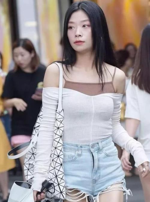  【美女】街拍：活泼可爱美女，一件黑色短袖配蓝色牛仔裤，青春活力气息