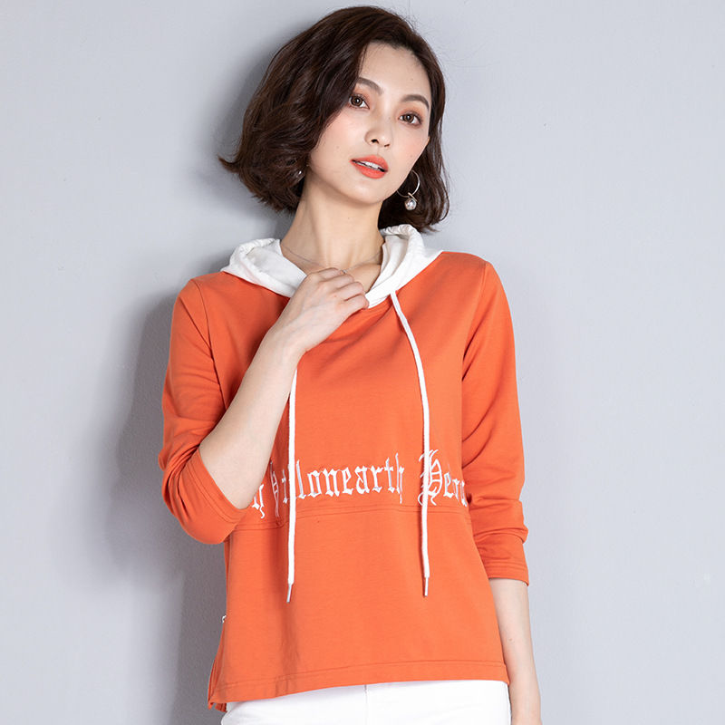 46岁老婆真会打扮!秋天穿这“卫衣+小脚裤”，洋气嫩美像30