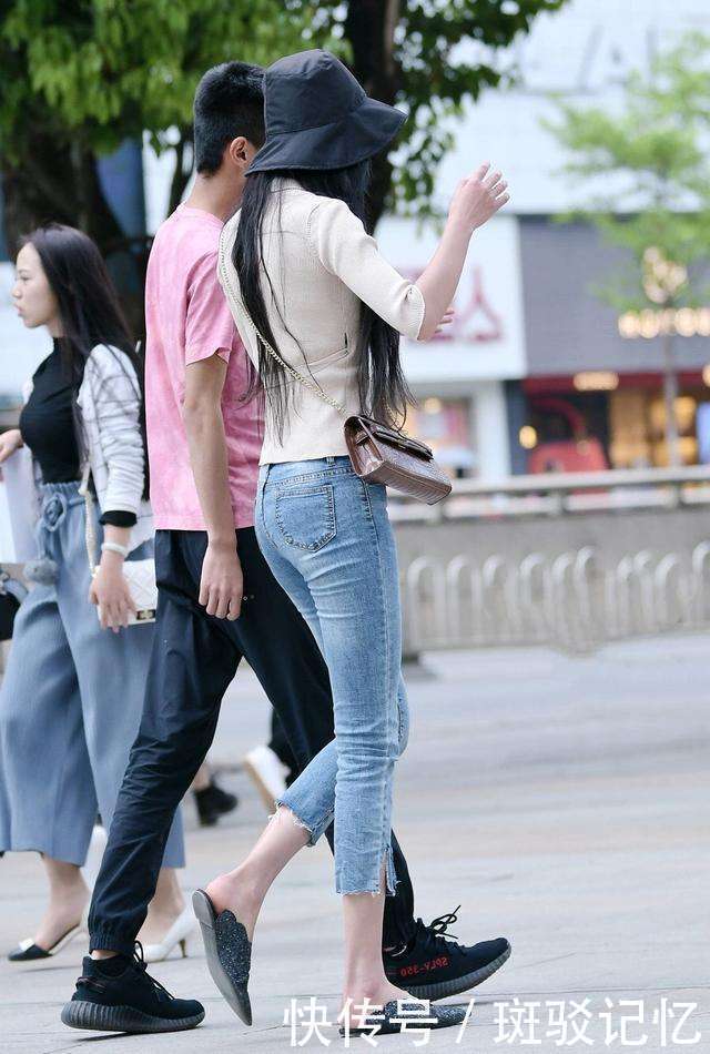街拍：图三小姐姐紧身牛仔裤配白色小西服，颜值和身材都很赞！
