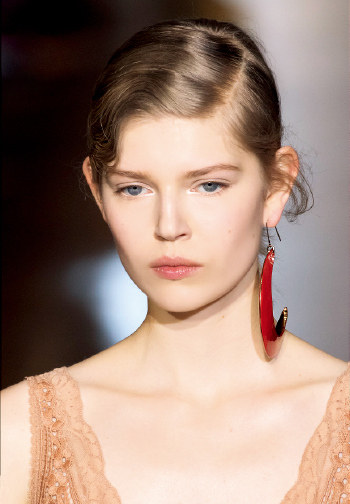 抬起高贵的头 护颈护肤抵御皱纹