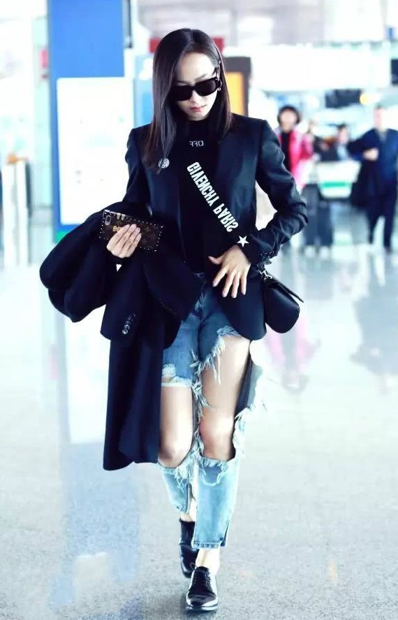 这牛仔裤是被炸过了吧？破成这样也能穿，和穿短裤有什么区别！