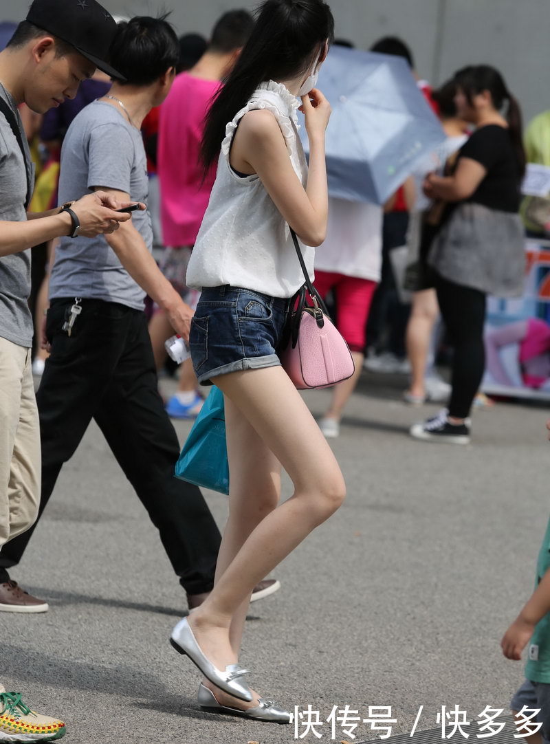 街拍：小姐姐超短裤可爱长腿，银灰色平底鞋尽显嫩白脚丫，长相漂
