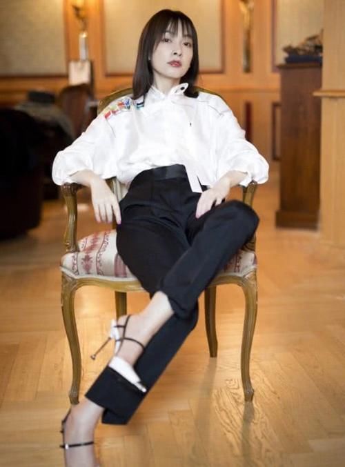 吴昕真会扬长避短!穿黑色裙遮住微粗的腿,非常时尚潮流