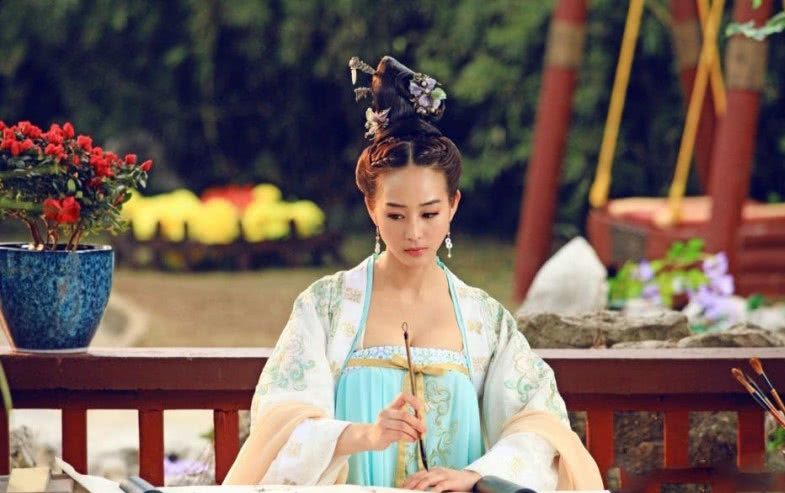 张钧宁短裤还要往上卷几圈，路人看得心都醉了