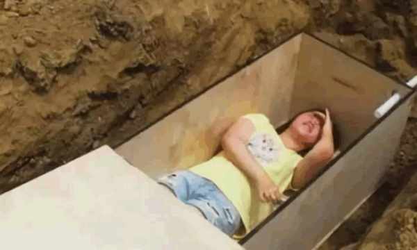 梦见棺材里的人是活的而且是个女人和小孩，探索梦境中的深层含义