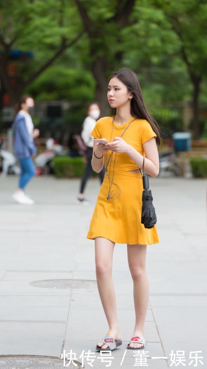街拍美女，自信大气与甜美清新解锁迷人夏日范，“小腰精”很抢镜