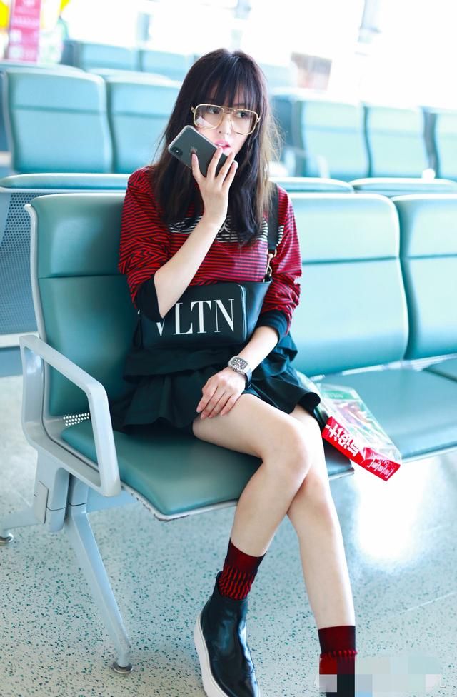 28岁的张天爱居然穿小姑娘的裙子，网友：像整容了一样