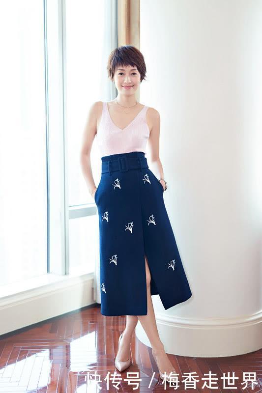 42岁的马伊琍真会打扮，穿破成这样的牛仔裤，够时尚！