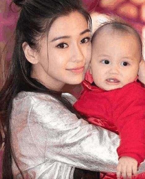 黄晓明2岁儿子近照曝光引发争议!网友:妈呀杨颖整容的照妖镜!