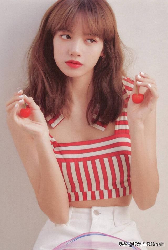  『小吊带』Lisa把吊带背心穿火了！这么搭时髦显瘦又高级，美得毫不费力