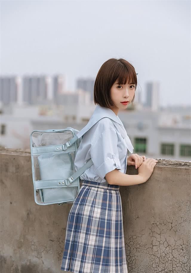  【皮质JK】别再背双肩包了，太土！今年流行的是“JK包”，精致实用又百搭