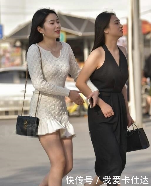 『女孩』街拍:紧身裙诠释了时尚的气息,把街道变成女孩秀身材的主场