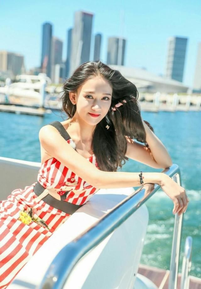 陈乔恩真的太美啦,吊带低胸装包不住的美,长发披肩宛如女神!