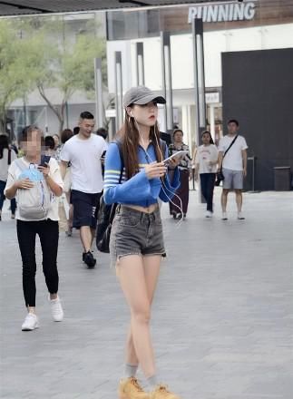 街拍，小姐姐脚上穿的金色细跟高跟鞋好亮眼