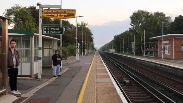  「上车」英国一个“神奇”的火车站，一年12个乘客，向司机挥手