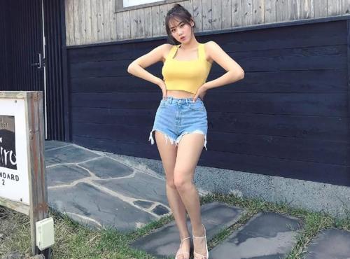 时尚街拍：身材曼妙的城市美女，搭配牛仔裤，烘托年轻气息！