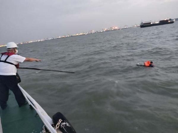  广州海事部门在珠江口紧急救起一跳海轻生船员|关注 | 部门