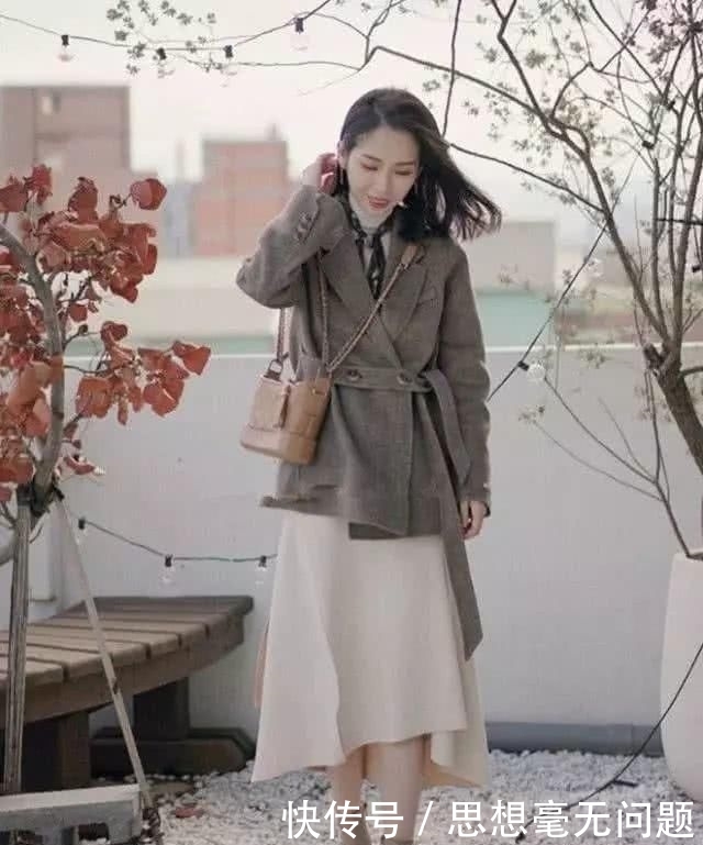  [紧身裤]建议小个子女生：别总穿棉服＋紧身裤，2020流行这样穿很显高