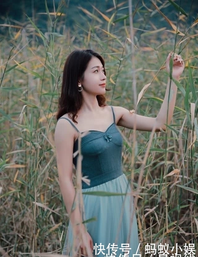 「生活」街拍美女:一袭连衣裙,天生丽质,融入自然的甜美与优雅!