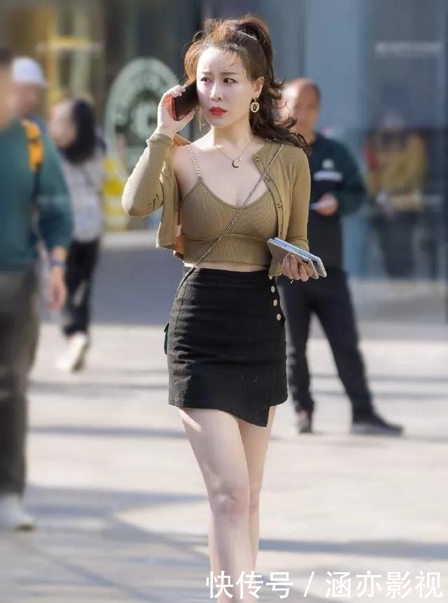  [美女]街拍：美女搭配一双黑色的简约高跟鞋，既美丽又大方