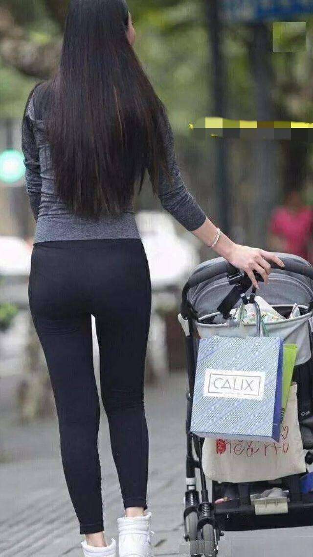 街拍辣妈: 素颜出街的辣妈美女, 丰韵十足, 连花季少女都要羡慕呢