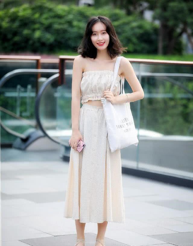 街拍：腿长白皙的小姐姐，外表上清爽自然很怡人！