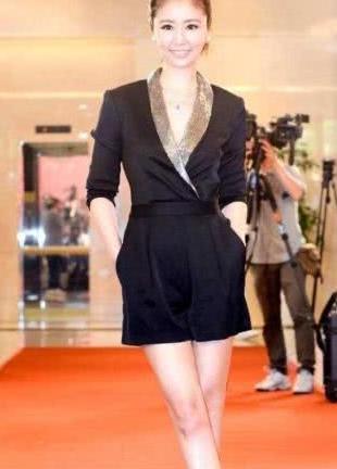 林心如穿深V优雅亮相,肚子三层赘肉实力抢镜,网友:还是不生孩