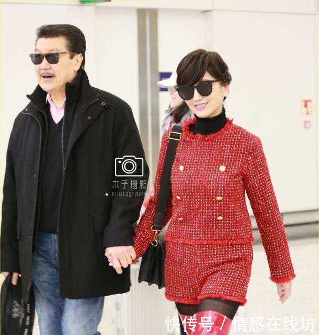 64岁赵雅芝真敢穿，黑丝袜配过膝长靴，难怪看起来这么像少女