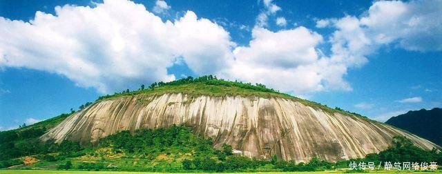 广东西部一个县, 距离广西梧州市仅20公里, 被称为“小桂林”