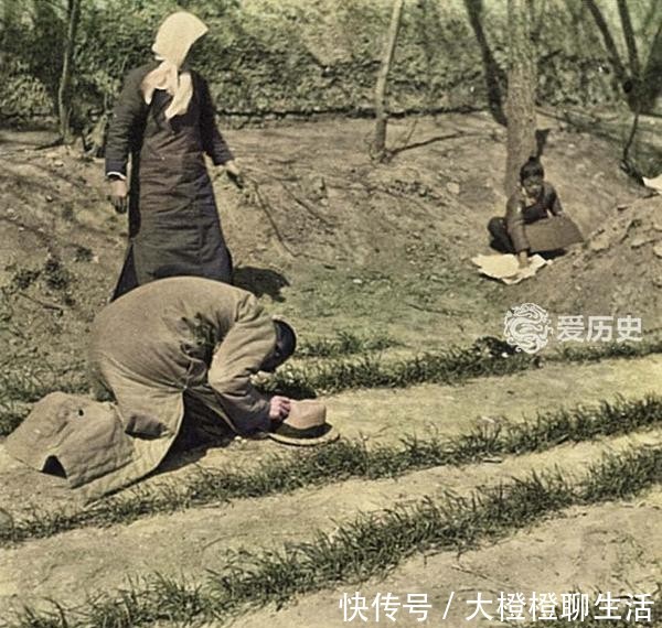 『焚烧纸钱』民国时清明扫墓的上色彩照:趴在亲人坟头哭诉 割舍不了的思念