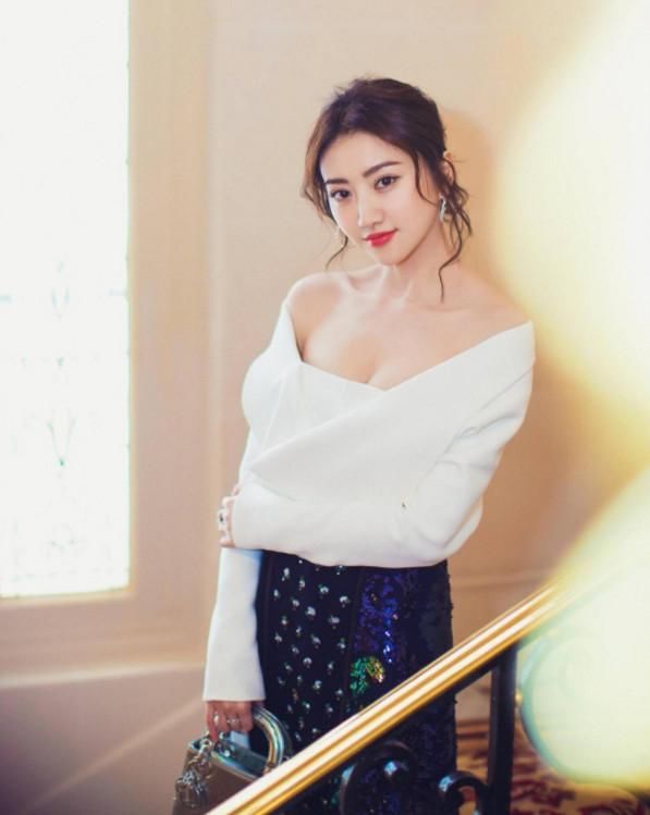 景甜豁出去了！蕾丝睡衣穿到衬衣外面，网友：张继科放你出来了？