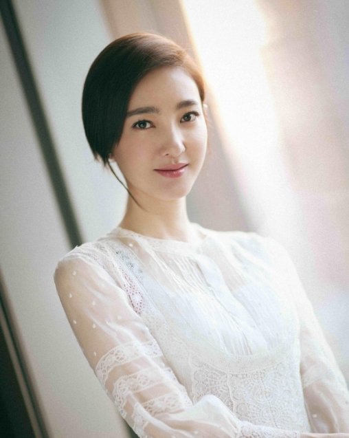 王丽坤白色蕾丝薄纱长裙出席活动 优雅精致