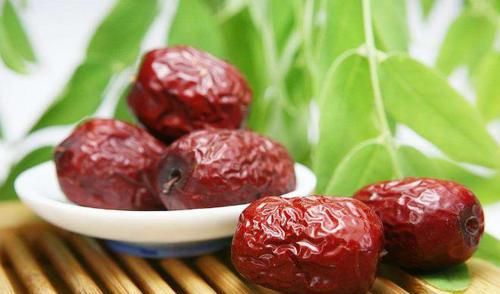  适合■在客厅里适合摆放的这种室内树木，枝条长得壮，叶子常年都很翠绿