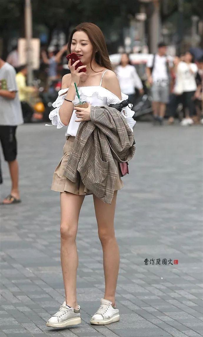 街拍：这些美女不仅拥有大长腿