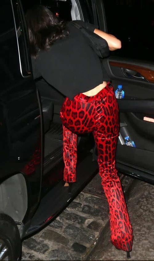 超模肯达尔詹娜纽约街头优雅拍照，她身上有一种古典的气质