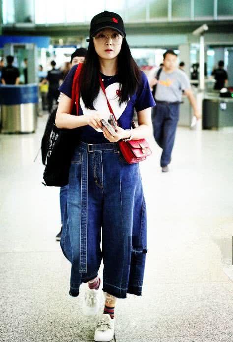 43岁阔太王艳这么肥的裤子也套得上去，网友:嫩到认不出!