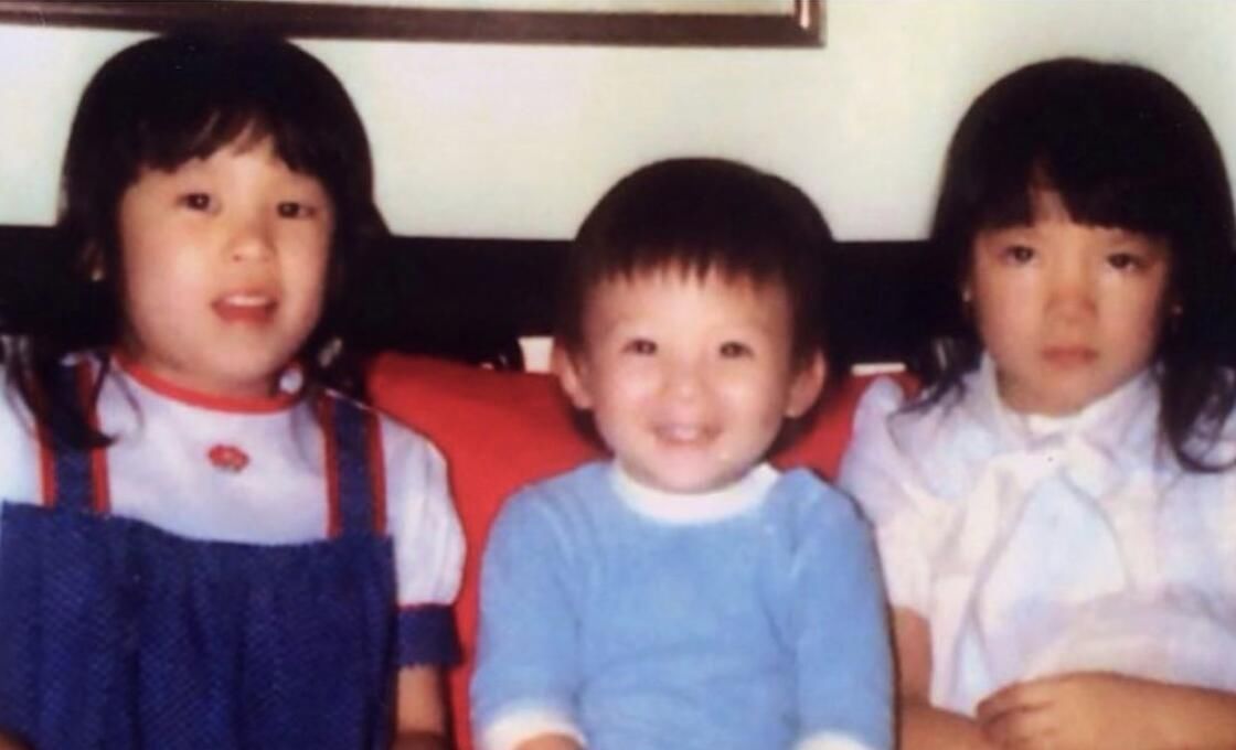『二姐』父母离婚多年,陈冠希二姐晒姐弟三人合影旧照,弟弟从小帅到大!