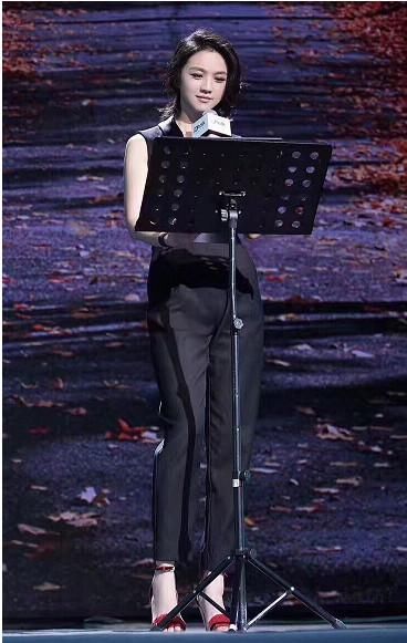 零绯闻女星汤唯，一件吊带连衣裙温婉又性感