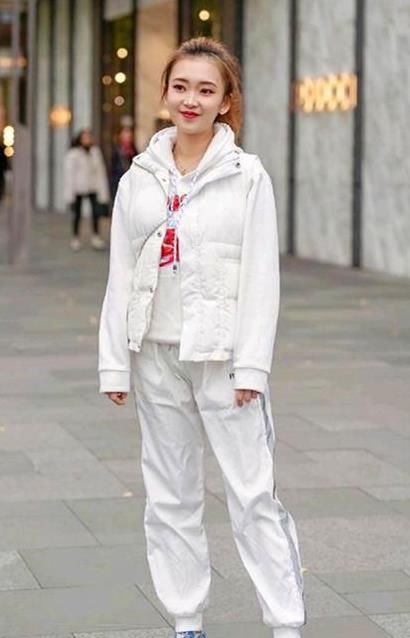  【美女】养眼女神街拍：皮肤白皙的美女，一条黑色的连衣裙，时尚唯美气质