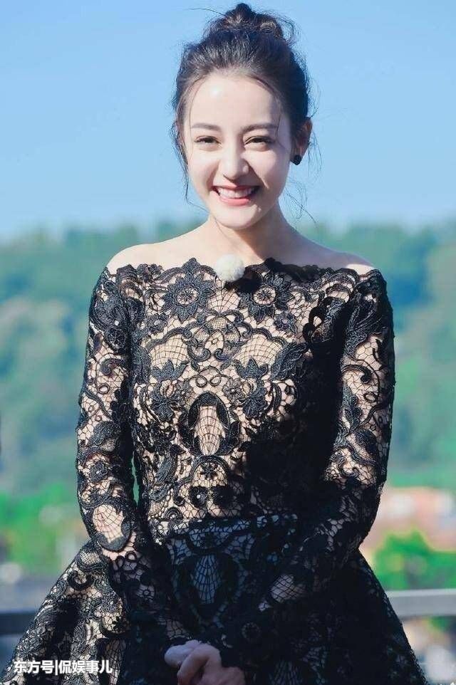 热巴太拼了!穿露肩裙冷的龇牙咧嘴直搓手，网友:快把毛裤拿来!