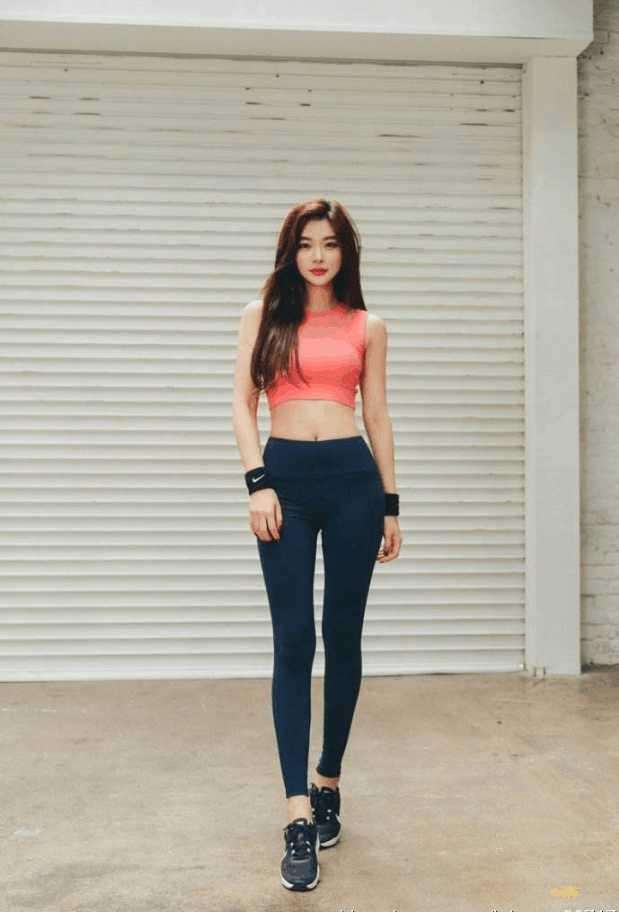 街拍:强行漏肩的小姐姐,衬衫也肩你要不要这样啊