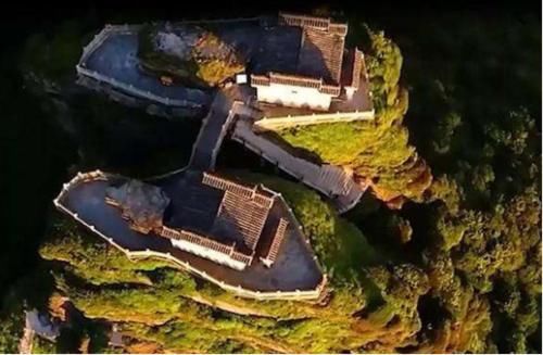 中国最险峻的寺庙，一桥悬空近2500米连接两山顶，建造过程成谜