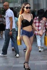 街拍：小姐姐时尚可爱，魅力十足