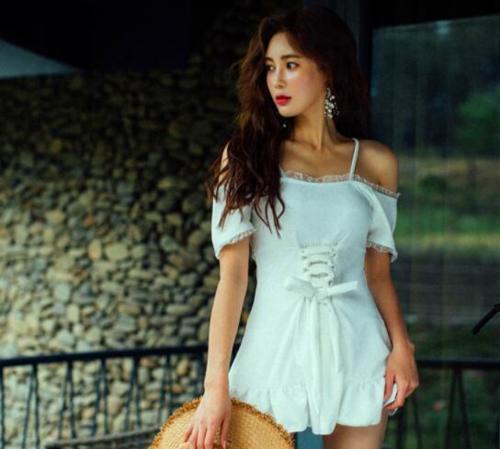 清纯漂亮的泳衣美女，身材曼妙，吸引力十足！